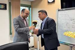 قدردانی متفاوت در دانشگاه؛ تجلیل مدیر حقوقی از تیم مالی و بودجه در روز حسابدار