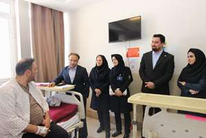 عیادت مدیر رفاه و سلامت کارکنان دانشگاه علوم پزشکی تهران از کارکنان بستری در بیمارستان شریعتی