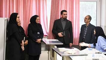 عیادت مسئولان مدیریت رفاه و سلامت کارکنان دانشگاه علوم پزشکی تهران از کارکنان بستری در مجتمع بیمارستانی امام خمینی(ره)