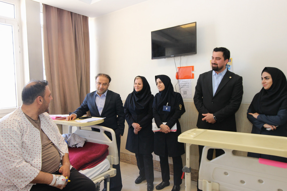 عیادت مدیر رفاه و سلامت کارکنان دانشگاه علوم پزشکی تهران از کارکنان بستری در بیمارستان شریعتی